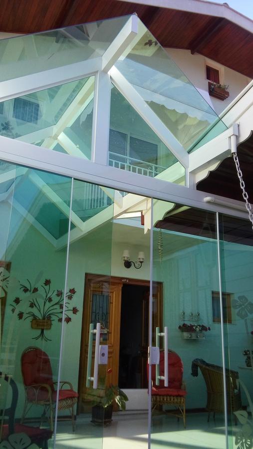 Acomodação com café da manhã  Suites Vila Nova Suica Campos do Jordão