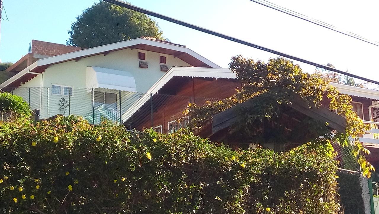 Acomodação com café da manhã  Suites Vila Nova Suica Campos do Jordão