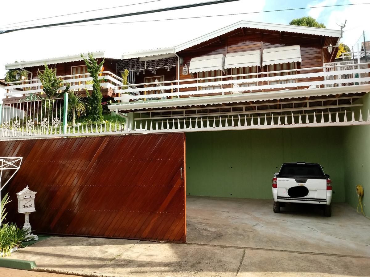 Acomodação com café da manhã  Suites Vila Nova Suica Campos do Jordão